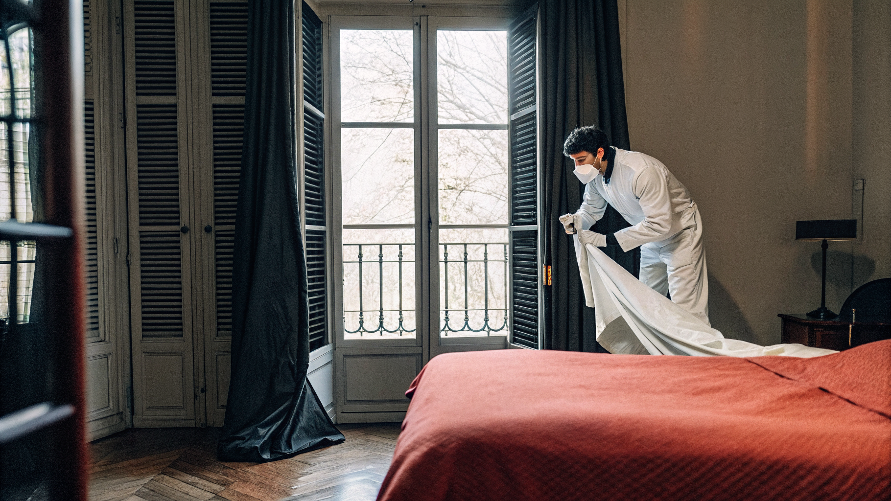 Technicien Certibiocide Sanalia réalisant un diagnostic punaises de lit dans un appartement en location