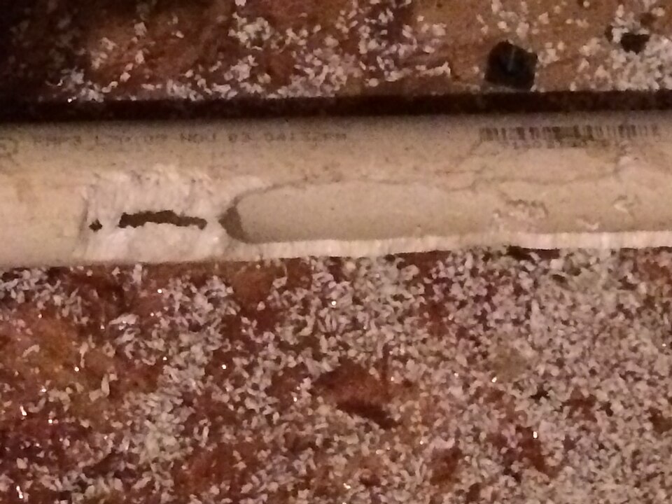 Câbles et emballages rongés par une souris