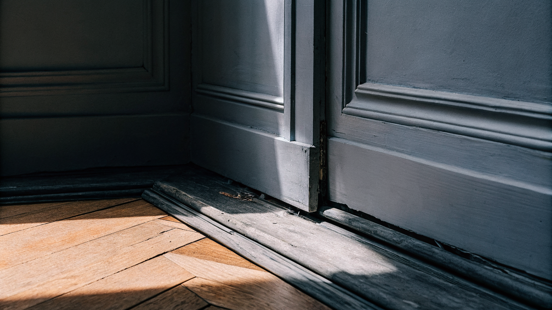 Plancher qui s'affaisse — signe d'infestation termites avancée